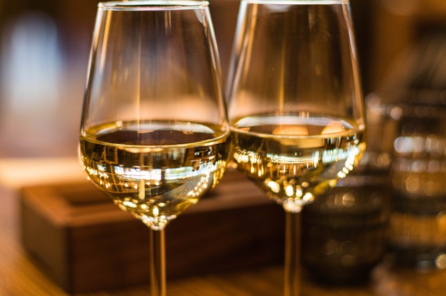 dvě skleničky s bílým vínem